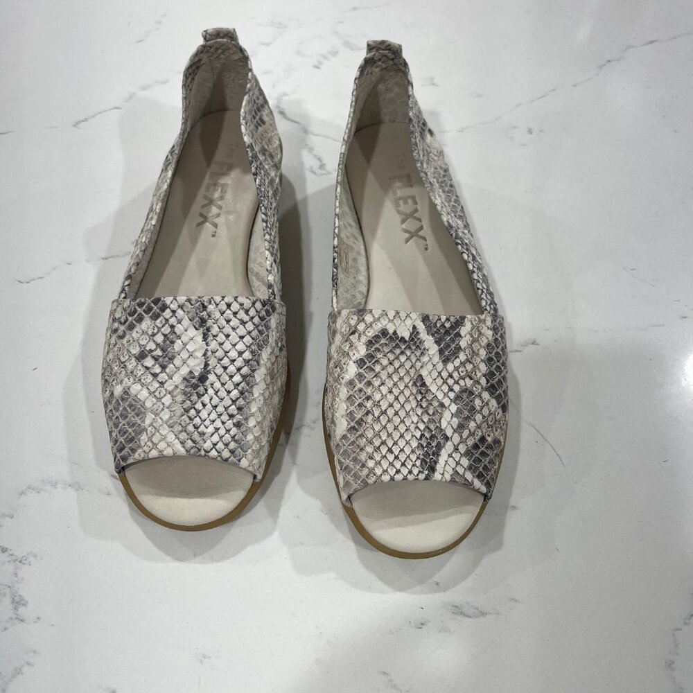 The Flexx Snake leather Print Peep Toe -Size 8/39 Cream/Gray - Slight Wedge